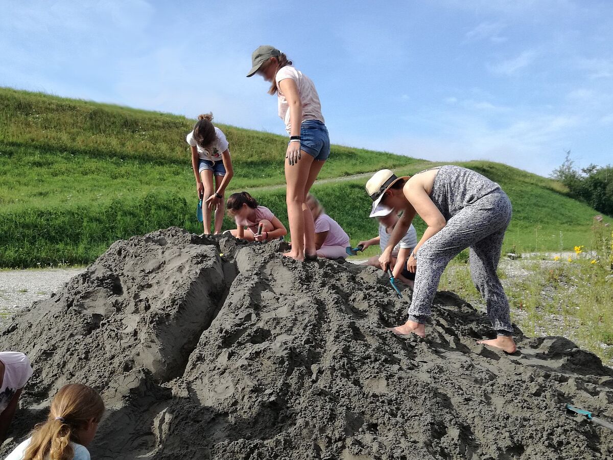 Wir bauen einen Fluss. (Foto: Naturium am Inn) Wir bauen einen Fluss. (Foto: Naturium am Inn)