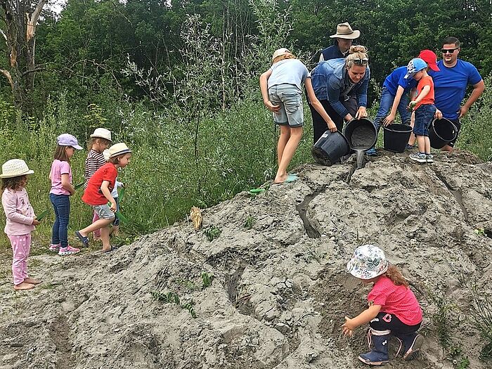 Eine Gruppe Kindergartenkinder aus Ering lernt Fluss und Umgehungsgewässer bei der Umweltbildung des Naturium spielerisch kennen. (Foto: Dorena Buchmeier)